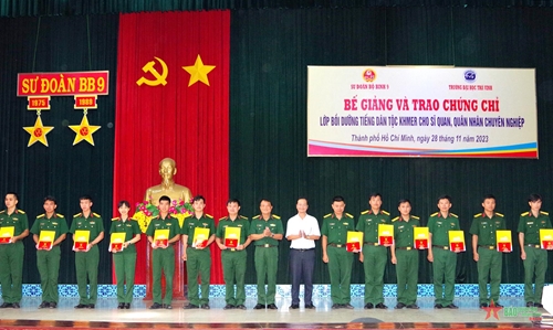 Trao chứng chỉ học tiếng Khmer cho 50 sĩ quan, quân nhân chuyên nghiệp Sư đoàn 9 (Quân đoàn 4)